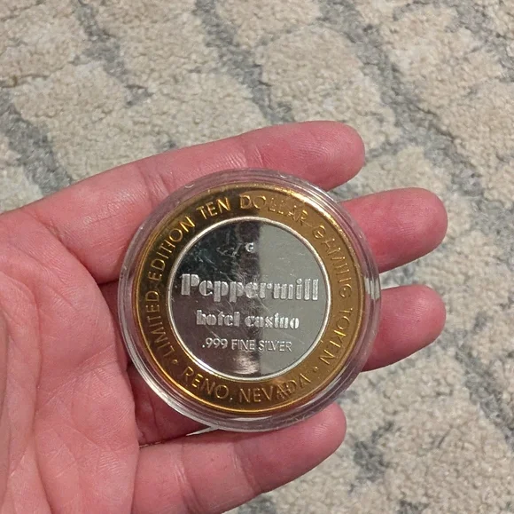 Peppermill Limited Edition Silver and Gold Gaming Token - Picture 2 of 2